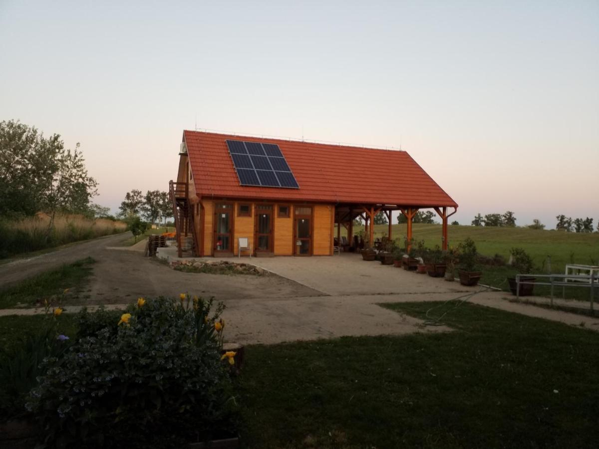 Tomajor Vendeghazak Apartment Tiszaeszlar Bagian luar foto