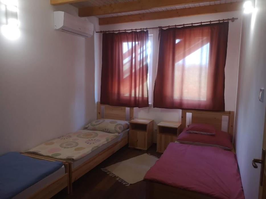 Tomajor Vendeghazak Apartment Tiszaeszlar Bagian luar foto