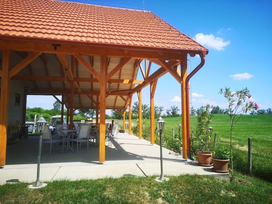 Tomajor Vendeghazak Apartment Tiszaeszlar Bagian luar foto