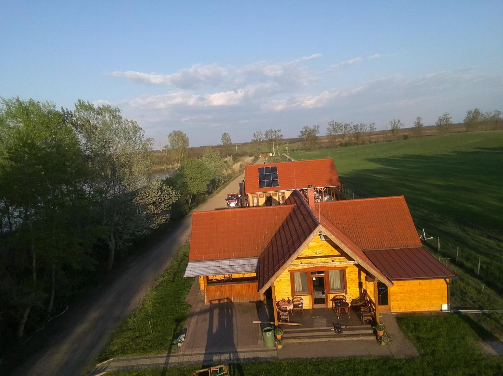 Tomajor Vendeghazak Apartment Tiszaeszlar Bagian luar foto