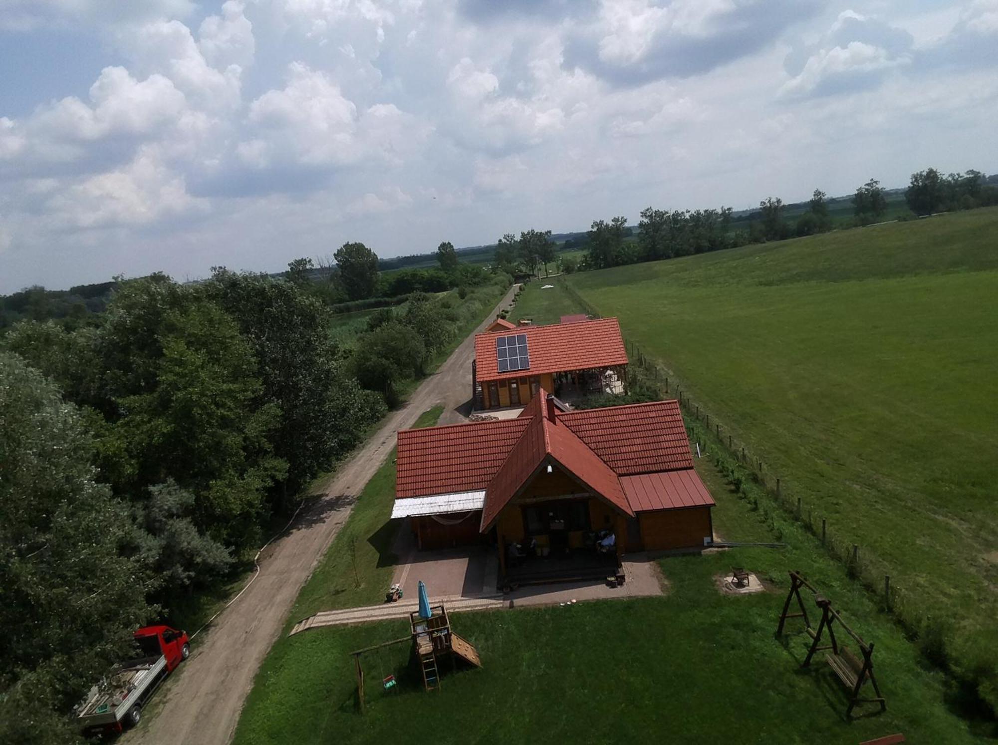 Tomajor Vendeghazak Apartment Tiszaeszlar Bagian luar foto